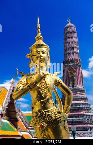 Statue et stupa d'or de Kinnara, Temple Wat Phra Kaeo, Grand Palais, Bangkok, Thaïlande Banque D'Images