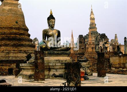 Statue de Bouddha et stupas, Temple Phra si Mahathe, Parc historique de Sukhothai, Thaïlande Banque D'Images