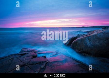 Coucher de soleil sur la mer, Peggy's Cove, Halifax, Nouvelle-Écosse, Canada Banque D'Images