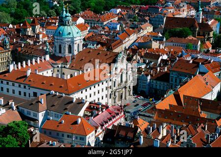 Vue panoramique sur l'église Mala Strana et Saint-Nicolas, Prague, République tchèque Banque D'Images