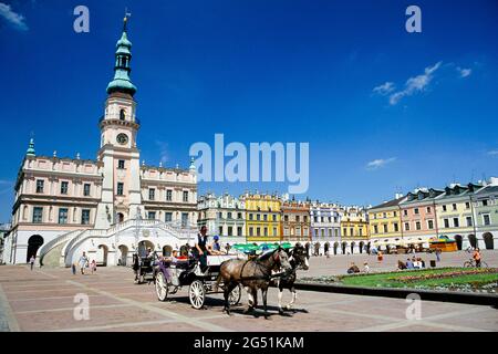 Hôtel de ville et la grande place du marché, Zamosc, Lublin Voivodeship, Pologne Banque D'Images