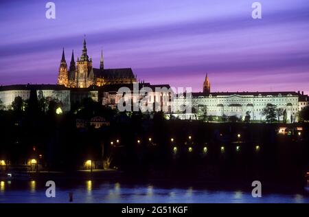 Le Château de Prague la nuit, Prague, République Tchèque Banque D'Images