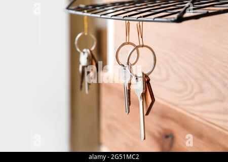 Porte-clés suspendu sur un mur en bois, gros plan Banque D'Images