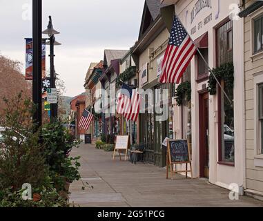 Boutiques avec drapeaux américains le long de Niles Boulevard dans le quartier Niles de Fremont, Californie Banque D'Images