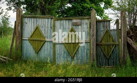 Ancienne porte en bois détruite avec une porte de cricket dans la campagne Banque D'Images