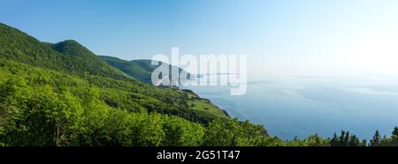 Une vue panoramique des îles du Cap-Breton le long de la route Cabot Trail la plus célèbre et la plus pittoresque du monde, Cape Breton, Nouvelle-Écosse. Banque D'Images