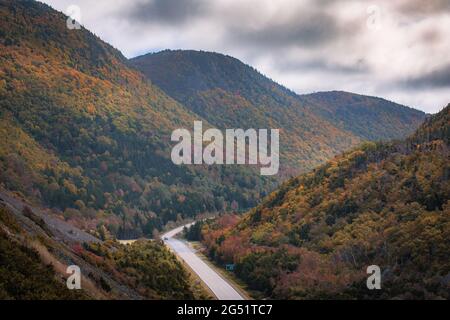 Montagnes côtières pittoresques le long de Cabot Trail dans le parc national des Hautes-terres-du-Cap-Breton, Nouvelle-Écosse, Canada, l’une des routes panoramiques les plus célèbres au monde Banque D'Images
