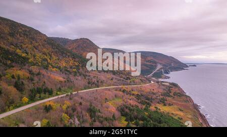 Vues aériennes du célèbre Cabot Trail le long d'une route côtière pittoresque surplombant l'océan Atlantique bleu, Cap-Breton, Nouvelle-Écosse, Canada Banque D'Images