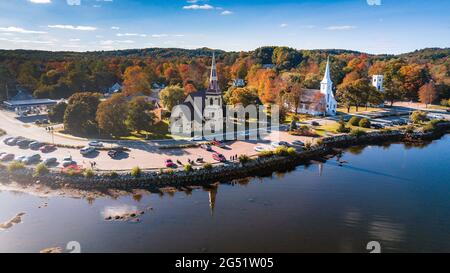 Vue aérienne de la ville de Mahone Bay, en Nouvelle-Écosse, surplombant les 3 célèbres églises anglicane, luthérienne de St. John's et l'église unie Banque D'Images