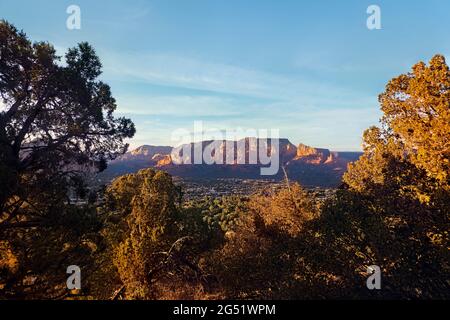 Vue sur Sedona au coucher du soleil depuis l'aéroport Mesa, Sedona, Arizona, États-Unis Banque D'Images