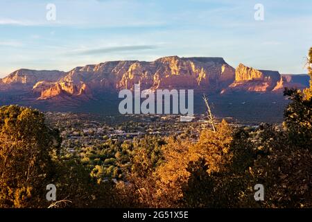 Vue sur Sedona au coucher du soleil depuis l'aéroport Mesa, Sedona, Arizona, États-Unis Banque D'Images