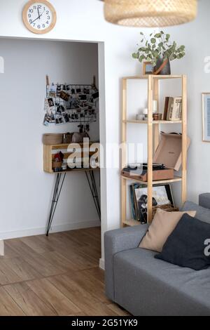 Coziness salon appartement avec mobilier hygge décoration élégance détails Banque D'Images