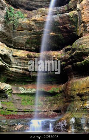 Oglesby, Illinois, États-Unis. Chutes Wildcat Canyon au parc national de Starved Rock. La cascade de 80 mètres est l'une des nombreuses chutes d'eau du célèbre parc national. Banque D'Images