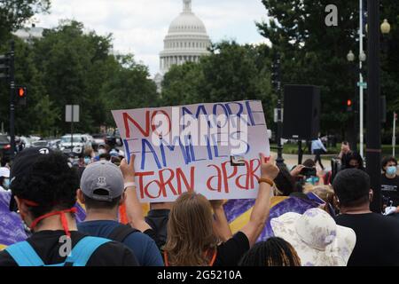 Washington, États-Unis. 24 juin 2021. Un manifestant portant un écriteau disant : plus de familles déchirées, pendant le rassemblement.des manifestants de Casa de Maryland protestent autour de Capitol Hill et exigent que les membres du Congrès agissent avec audace sur la citoyenneté de tous les immigrants sans papiers, lors du rassemblement « nous ne pouvons pas attendre », à Union Station. (Photo de Lénine Nolly/SOPA Images/Sipa USA) Credit: SIPA USA/Alay Live News Banque D'Images