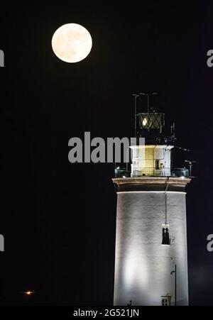 Malaga, Espagne. 24 juin 2021. La pleine super lune, qui s'élève au-dessus d'un phare. Selon la NASA, la « lune de chaluts » est la dernière super lune de l'année 2021. Son nom est originaire des Amérindiens, qui ont cueilli des fraises pendant la récolte. (Photo de Jesus Merida/SOPA Images/Sipa USA) Credit: SIPA USA/Alay Live News Banque D'Images