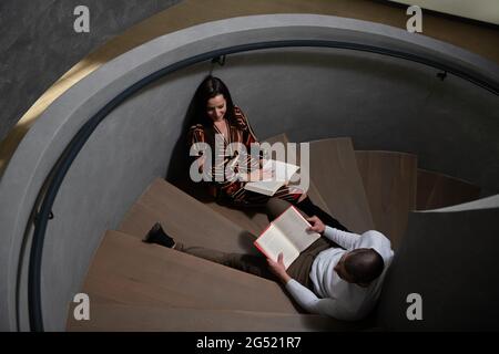 Les élèves préparant l'examen et les leçons d'apprentissage pour l'école sur l'art de l'architecture des escaliers en spirale Banque D'Images