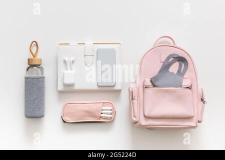 Sac à dos femme papeterie, vêtements. Rangement des sacs pour étudiants. Concept de la rentrée des classes Banque D'Images