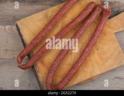 Saucisses sur une table en bois Banque D'Images