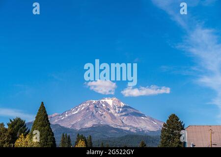 Mt. Shasta California le jour ensoleillé de l'automne et le ciel bleu Banque D'Images