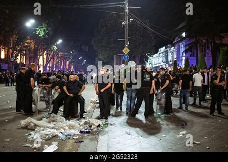 Les policiers font une pause entre des batailles avec des manifestants pendant la manifestation.des milliers de manifestants sont descendus dans les rues devant les édifices du Parlement dans la capitale géorgienne le 20 juin 2019 pour protester contre l'occupation russe des régions d'Abkhazie et d'Ossettia du Sud. Les manifestations ont duré 7 jours et ont donné lieu à 300 arrestations ainsi qu'à 240 blessures suite à des affrontements entre manifestants et police anti-émeute qui ont tiré des balles en caoutchouc et des gaz lacrymogènes, et qui ont déployé des canons à eau et des véhicules blindés. C'était la plus grande manifestation de ce genre depuis 7 ans. (Photo Banque D'Images