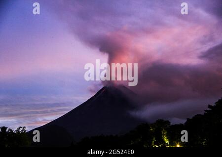 25 juin 2021, SLEMAN, YOGYAKARTA, INDONÉSIE : le mont Merapi à Sleman, Yogyakarta, Indonésie a libéré des nuages chauds 3 fois le vendredi 25 juin 2021. Selon le chef du Centre de recherche et de développement des technologies géologiques en cas de catastrophe (BPPTKG), Hanik Humaida, a déclaré que les nuages chauds du Mont Merapi se sont produits à 04.43 WIB avec une amplitude de 75 mm et une durée de 61, 132 et 245 secondes. Les coulées de lave et les nuages chauds du Mont Merapi devraient affecter la région du secteur sud-sud-ouest qui comprend la rivière jaune, Boyong, Bedog, Krasak, Bebeng, Et Putih. (Image crédit : © Banque D'Images