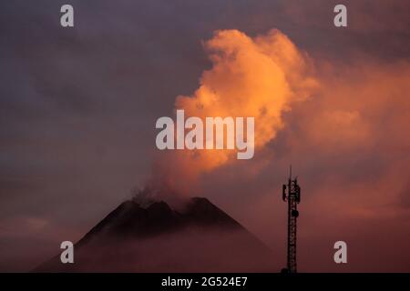 25 juin 2021, SLEMAN, YOGYAKARTA, INDONÉSIE: Mount Merapi à Sleman, Yogyakarta, Indonésie a libéré des nuages blancs jaunâtres après avoir déjà éclaté 3 fois le vendredi 25 juin 2021. Selon le chef du Centre de recherche et de développement des technologies géologiques en cas de catastrophe (BPPTKG), Hanik Humaida, a déclaré que les nuages chauds du Mont Merapi se sont produits à 04.43 WIB avec une amplitude de 75 mm et une durée de 61, 132 et 245 secondes. Les coulées de lave et les nuages chauds du Mont Merapi devraient affecter la région du secteur sud-sud-ouest qui comprend la rivière jaune, Boyong, Bedog et Krasa Banque D'Images