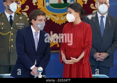 Madrid, Espagne. 24 juin 2021. La reine Letizia d'Espagne (r) avec le maire de Madrid, José Luis Martinez-Almeida, lors de l'acte à l'occasion du festival de 'San Juan Bautista', patron de la police municipale de Madrid. 24 juin 2021. Photo par Acero/AlterPhotos/ABACAPRESS.COM crédit: Abaca Press/Alay Live News Banque D'Images