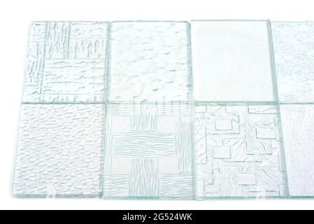 Divers verre décoratif sur fond blanc Banque D'Images