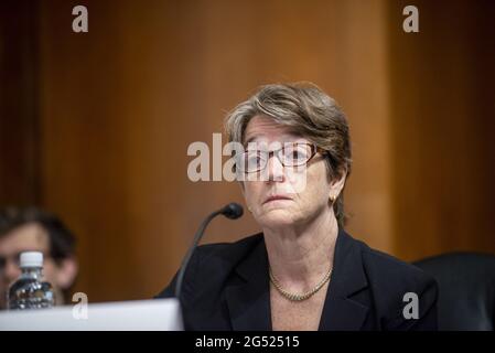 La Dre Kathleen Hogan, sous-secrétaire intérimaire à la Science et à l'énergie, du département de l'énergie des États-Unis, comparaît lors d'une audience du Comité sénatorial de l'énergie et des ressources naturelles pour examiner les besoins en infrastructure du secteur de l'énergie des États-Unis, de l'eau de l'Ouest, Et les terres publiques, y compris un projet de loi original pour investir dans l'énergie et l'infrastructure extérieure des États-Unis pour déployer de nouvelles technologies innovantes, mettre à jour l'infrastructure existante pour être fiable et résilient, Et sécuriser les infrastructures énergétiques contre les menaces physiques et cybernétiques, dans le bureau du Sénat Dirksen à Washington, DC, USA, Thu Banque D'Images