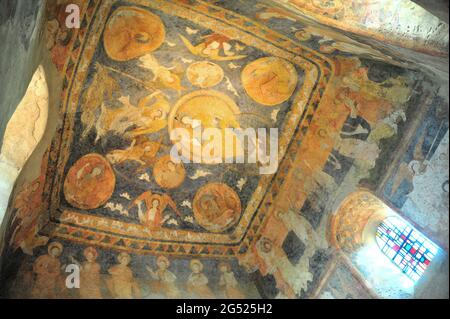 FRANCE. HAUTE-LOIRE (43). RÉGION AUVERGNE. LE PUY-EN-VELAY. INTÉRIEUR ET FRESQUES DE LA CHAPELLE SAINT-MICHEL D'AIGUILHE CONSTRUITE EN 961 AU SOMMET DU ROC Banque D'Images