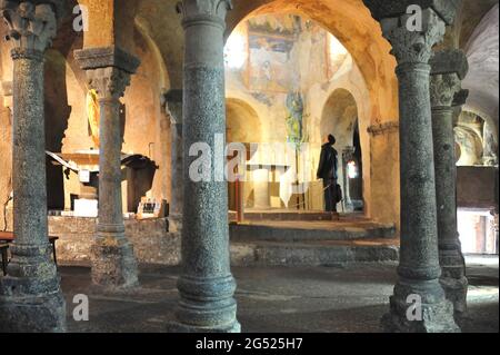 FRANCE. HAUTE-LOIRE (43). RÉGION AUVERGNE. LE PUY-EN-VELAY. INTÉRIEUR ET FRESQUES DE LA CHAPELLE SAINT-MICHEL D'AIGUILHE CONSTRUITE EN 961 AU SOMMET DU ROC Banque D'Images