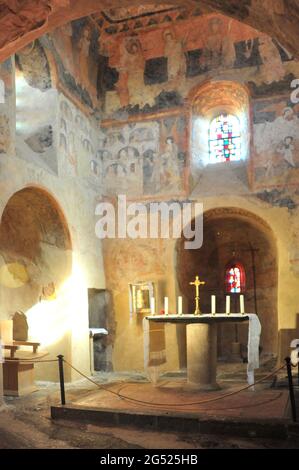 FRANCE. HAUTE-LOIRE (43). RÉGION AUVERGNE. LE PUY-EN-VELAY. INTÉRIEUR ET FRESQUES DE LA CHAPELLE SAINT-MICHEL D'AIGUILHE CONSTRUITE EN 961 AU SOMMET DU ROC Banque D'Images