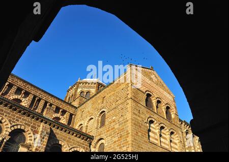 FRANCE. HAUTE-LOIRE (43). RÉGION AUVERGNE. LE PUY-EN-VELAY. LA CATHÉDRALE DE NOTRE-DAME DE VELAY. Banque D'Images