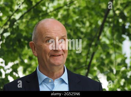 Potsdam, Allemagne. 23 juin 2021. Dietmar Woidke (SPD), ministre-président du Brandebourg, se dresse entre les arbres. Credit: Soeren Stache/dpa-Zenbtralbild/dpa/Alay Live News Banque D'Images