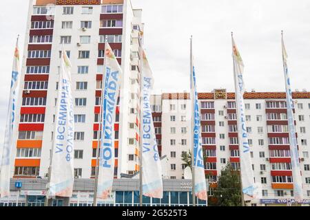 UFA, Russie - 15 juin 2021 : inscriptions Folkloriada dans la ville Banque D'Images