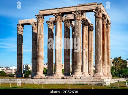 Vue sur le temple de Zeus olympique alias l'Olympieion ou les colonnes de Zeus olympique, un ancien temple colossal au centre d'Athènes, Grèce. Banque D'Images