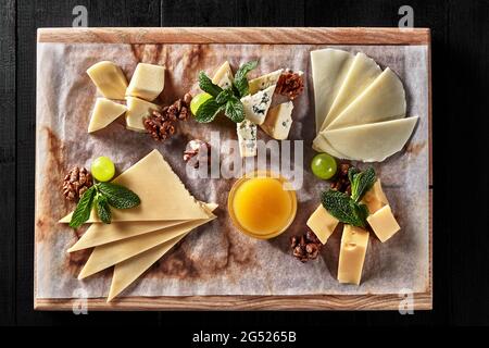 Tranches de sulguni, de mozzarella, de bleu d'or et de fromages semi-fermes sur bois Banque D'Images