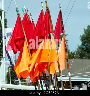 Drapeaux rouges et orange sur les poteaux utilisés par les pêcheurs de la mer Baltique pour marquer l'emplacement de leurs casiers à poissons, sur un bateau de pêche Banque D'Images