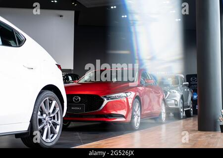 BANGSAEN THAÏLANDE 2021 cette voiture toute nouvelle voiture cx 30 mazda3 bt50 mazda marque japon parking en stock chez un concessionnaire pour les clients garés dans la salle d'exposition de thail Banque D'Images