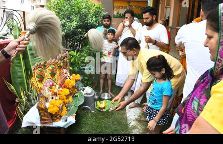 Beawar, Inde. 24 juin 2021. Beawar, Rajasthan, Inde, 24 juin 2021 : les dévotés hindous offrent l'adoration à Lord Jagannath, à son frère Balbhadra et à sa sœur Subhadra lors du festival Saint Sran Yatra ou d'une cérémonie de baignade à Jyeshtha Purnima (jour de pleine lune) dans un temple de Beawar. Crédit : Sumit Saraswat/Alay Live News Banque D'Images