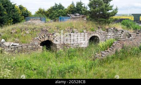 Les restes des fours à coke Inkerman Beehive du début du XIXe siècle, près de Tow Law, Co. Durham, Angleterre, Royaume-Uni Banque D'Images