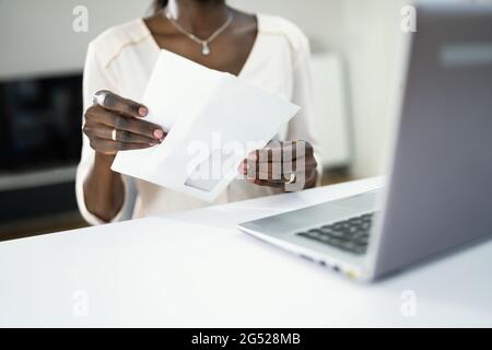 Femme africaine tenant le courrier ou la lettre postale Banque D'Images