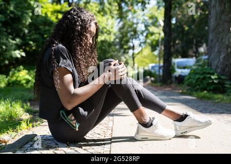 Female Jogger ayant des douleurs dans son genou Banque D'Images