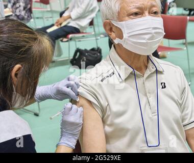 Le 23 juin 2021, les personnes âgées reçoivent le vaccin COVID-19 à l'Onoyama Park Budokan Arena de Naha, à Okinawa, au Japon. Credit: AFLO/Alay Live News Banque D'Images