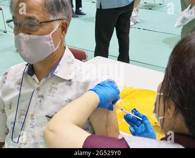 Le 23 juin 2021, les personnes âgées reçoivent le vaccin COVID-19 à l'Onoyama Park Budokan Arena de Naha, à Okinawa, au Japon. Credit: AFLO/Alay Live News Banque D'Images