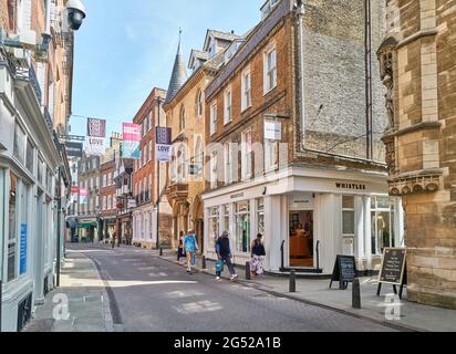 Les amateurs de shopping se prominent le long de Trinity Street, à Cambridge, en Angleterre, lors d'une journée ensoleillée d'été. Banque D'Images