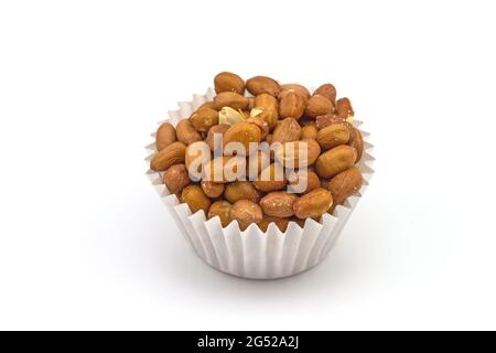 Dessert : arachides salées dans une tasse en papier isolée sur fond blanc Banque D'Images