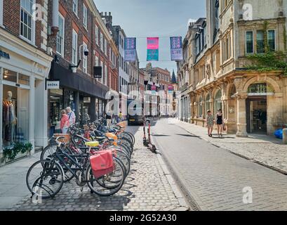 Les amateurs de shopping se prominent le long de Trinity Street, à Cambridge, en Angleterre, lors d'une journée ensoleillée d'été. Banque D'Images