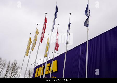 Bordeaux , Aquitaine France - 02 05 2021 : drapeau IKEA et logo magasin marque et texte signe de mobilier et de décoration d'intérieur magasin Banque D'Images