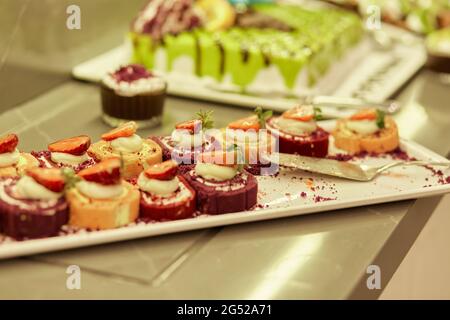 Desserts turcs colorés à emporter sous forme de buffet pour le système hôtel tout compris. Copier l'espace. Photo de haute qualité Banque D'Images